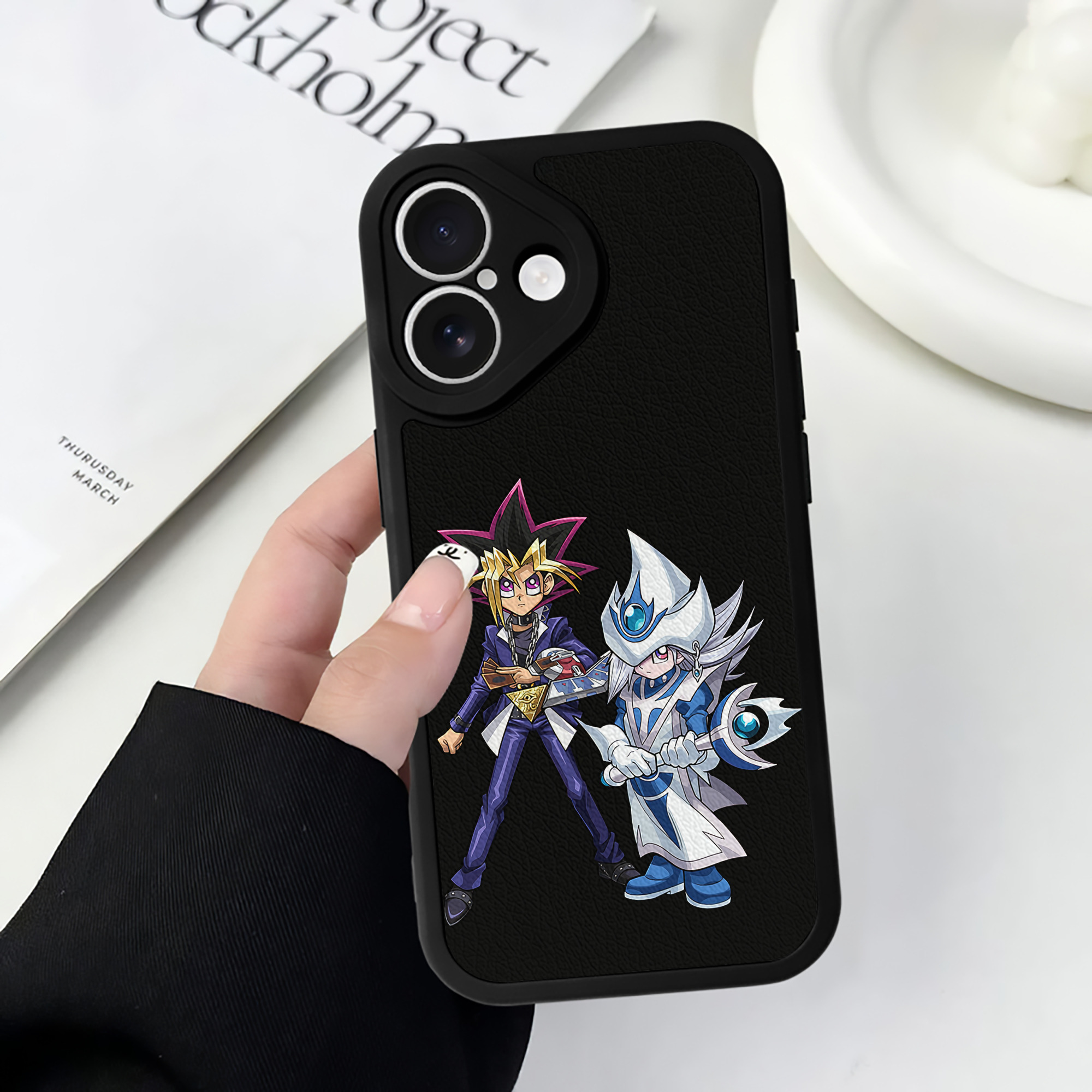 遊☆戯☆王 Yu-Gi-Oh! 【iPhone 16シリーズ対応】シリコンスマホケース（レザー調） 材質：シリコン